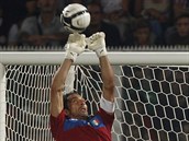 OPORA V AKCI. Brank italsk fotbalov reprezentace Gianluigi Buffon likviduje...