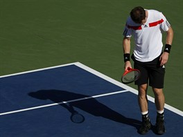 ZKLAMN. Andy Murray bhem tvrtfinle US Open se Stanislasem Wawrinkou zail...