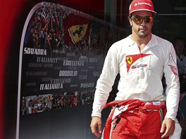 SOUSTEDN. panlsk jezdec Fernando Alonso ped startem kvalifikace na...