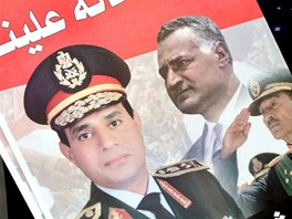 Demonstrant dr transparent s portrty s egyptskm generlem Abdel-Fatahem