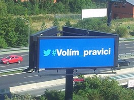 Pohled na pedvolební billboard z oken tábu ODS.