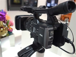 Nadené domácí videoamatéry potí nová kamera FDR-AX1, která nahrává ve 4K...