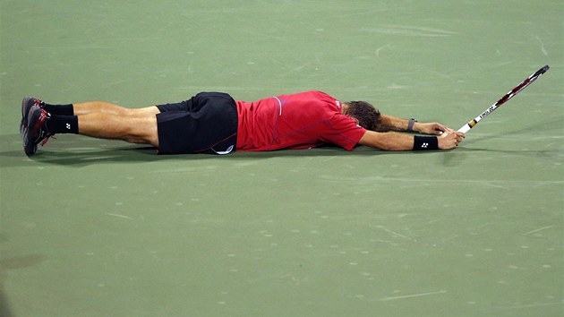 vcarsk tenista Stanislas Wawrinka v osmifinle US Open spadl na zem.