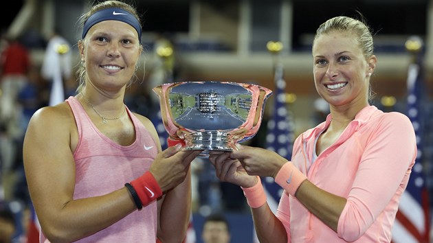 esk tenistky Andrea Hlavkov (vpravo) a Lucie Hradeck zskaly titul ve tyhe na US Open.