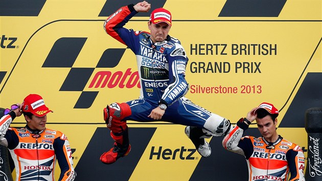 J SI POSKOM, J SI VYSKOM. panl Jorge Lorenzo se raduje po vtzstv ve Velk cen Britnie.