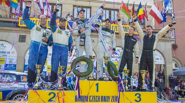 SLAVNOSTN ZAKONEN. Na snmku celkov vtzov 43. ronku Barum Czech Rally Zln - zleva Vclav Pech, Petr Uhel, Jan Kopeck, Pavel Dresler, Jaromr Tarabus a Daniel Trunkt.