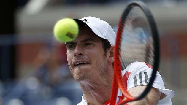 OBHJCE TITULU. Andy Murray v utkn o postup do osmifinle US Open proti Florianu Mayerovi.