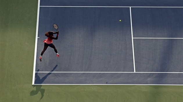 SERENA VE VZDUCHU. "Letc" Serena Williamsov odehrv der bhem zpasu 4. kola se Sloane Stephensovou.