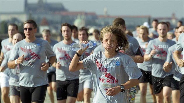 MUSM SE OSV̎IT. astnci bhu We Run Prague se na trati asto potebovali zchladit. Centrem Prahy se jich prohnalo 10 000, mimo jin i maratonsk svtov rekordmanka Paula Radcliffeov.