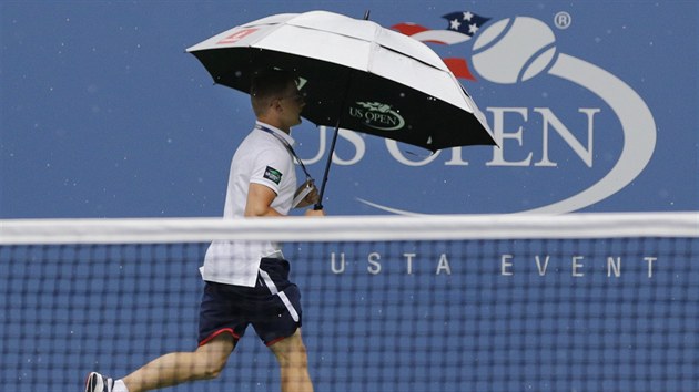 RYCHLE PRY. Nvtvnk utk z kurt bhem deov pauzy na US Open.