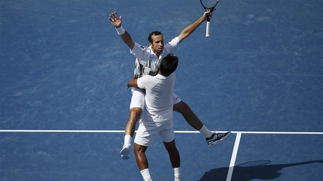 FINÁLE! Radek tpánek a Leander Paes oslavují postup do finále US Open pes...