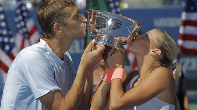 MÁME TO! Andrea Hlaváková a Max Mirnyj líbají trofej pro ampiony smíené...