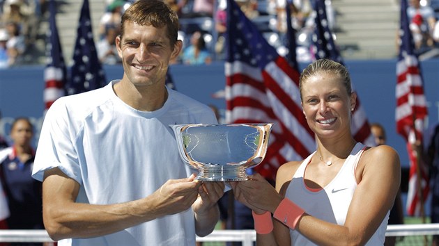 AMPIONI. Max Mirnyj a Andrea Hlavkov pzuj s trofej pro vtze smen tyhry na US Open.