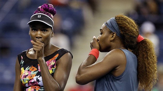 TAK JAK NA TY EKY? Venus (vlevo) a Serena Williamsov se rad bhem semifinle deblu na US Open proti Andree Hlavkov a Lucii Hradeck.
