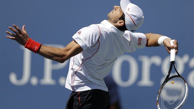 TO BUDE DER. Srb Novak Djokovi servruje v semifinle US Open proti vcarovi Stanislasovi Wawrinkovi.