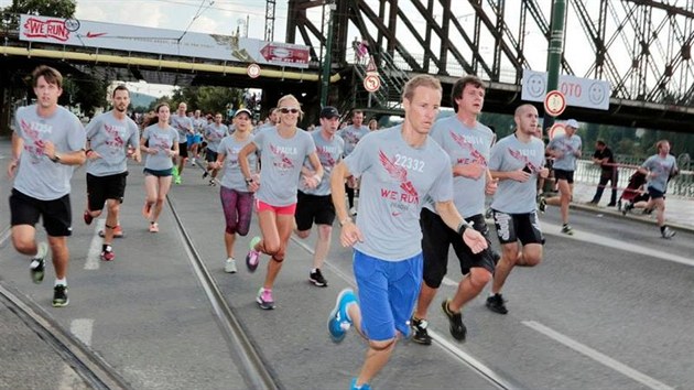 Zitek. astnci We Run Prague si mohli zabet ve vlku s hvzdou maratonu a pespolnho bhu Paulou Radcliffovou.