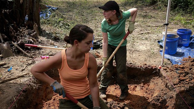 Tm forenznch antropolog ptr na hbitov v Mariann po ostatcch v neoznaench hrobech  (31. srpna 2013).