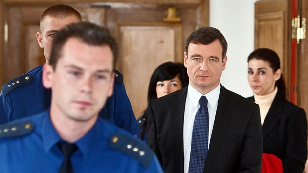 Policist vedou Davida Ratha a Kateinu Pancovou z jednac sn Krajskho soudu v Praze. (3. z 2013)