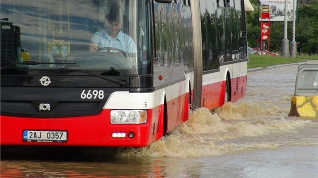 Na Lhotce prasklo vodovodn potrub, bez vody bylo nkolik sdli na Praze 4