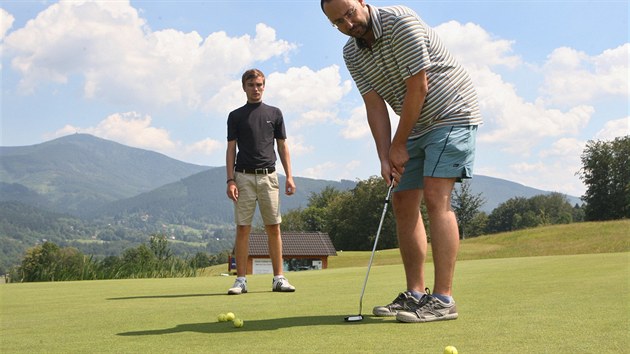 Sportovn reportr MF DNES Pavel Grossmann si na vlastn ki vyzkouel, jak je to stt se golfistou. Na hiti v Ostravici ho vedl anglick trenr George Thorp.