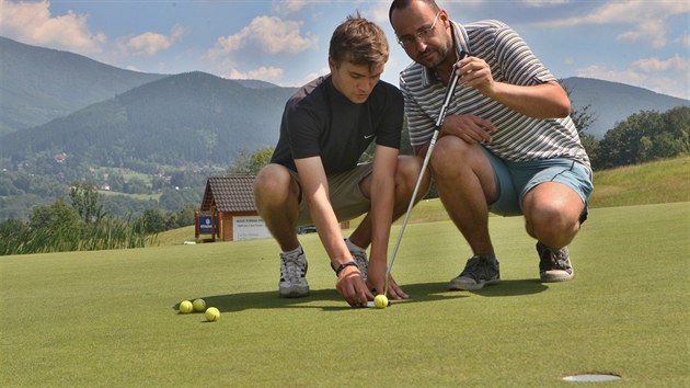 Sportovn reportr MF DNES Pavel Grossmann si na vlastn ki vyzkouel, jak je to stt se golfistou. Na hiti v Ostravici ho vedl anglick trenr George Thorp.