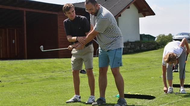 Sportovn reportr MF DNES Pavel Grossmann si na vlastn ki vyzkouel, jak je to stt se golfistou. Na hiti v Ostravici ho vedl anglick trenr George Thorp.