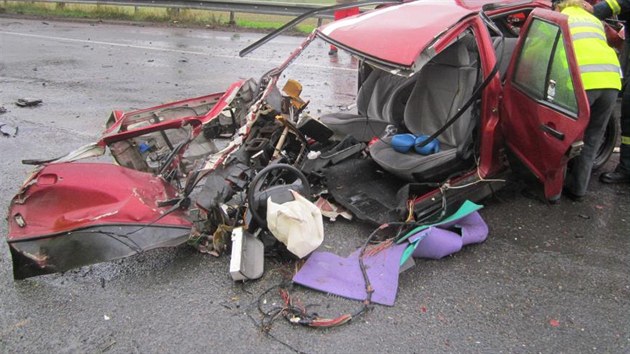 Nehoda osobnho automobilu u Kvtn skonila zrannm ty osob.