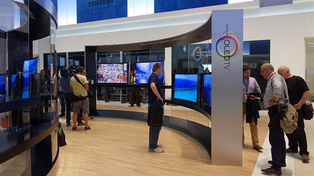 Samsung: Prohnuté OLED panely jsme fotili i na letoním veletrhu  CES v Las...