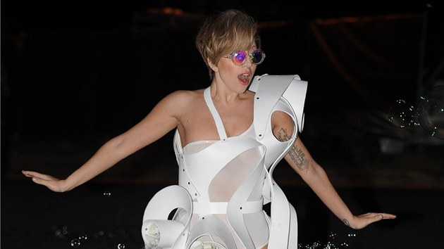 Po vystoupen na iTunes Festivalu v Londn (1. 9. 2013) se Lady Gaga nechala fotit v "bublinovch" atech.