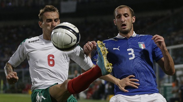 PEHODM M ZA SEBE. Bulharsk fotbalista Jordan Minev e situaci v kvalifikanm utkn v Itlii. Dotr na nj domc reprezentant Giorgio Chiellini.
