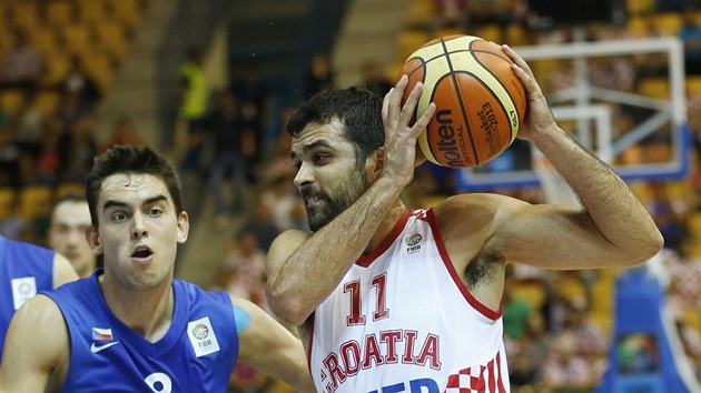 esk basketbalista Tom Satoransk se pokou pibrzdit chorvatsk tok, kter vede Krunoslav Simon. 
