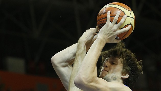 esk basketbalista Jan Vesel pi stelb v utkn s Chorvatskem. 
