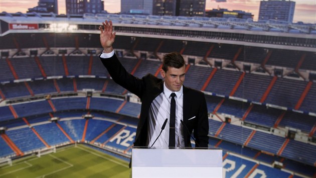 ZDRAVM VS! Fotbalista Gareth Bale mv z VIP le fanoukm Realu Madrid, kte ho pili v novm klubu pivtat.