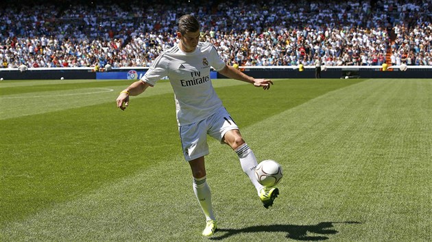 POPRV V BLM DRESU. Gareth Bale se poprv pedstavil fanoukm v dresu Realu Madrid.