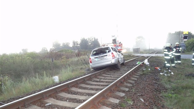 Auto se u Tebechovic pod Orebem na Hradecku pevrtilo pes stechu a skonilo na kolejch