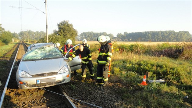 Auto se u Tebechovic pod Orebem na Hradecku pevrtilo pes stechu a skonilo na kolejch