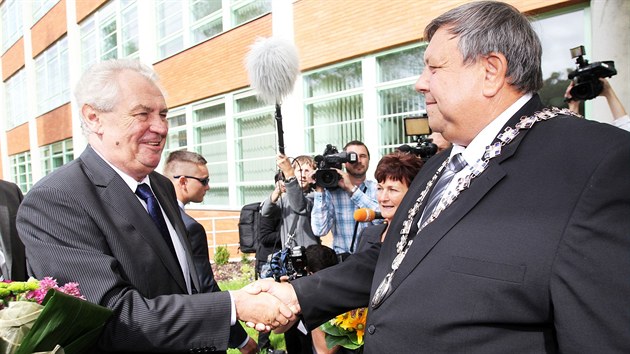 VTEJTE! Na prvn oficiln nvtvu v esku vyrazil prezident Milo Zeman do Zlnskho kraje. Na zatku tdennho pobytu jej pivtal hejtman Stanislav Mik.