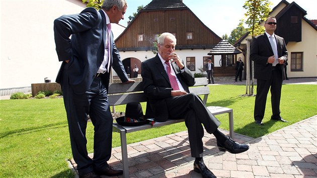 I pi nvtv Valaska si prezident Milo Zeman v doprovodu svho kancle Vratislava Myne nael chvli na cigaretu.