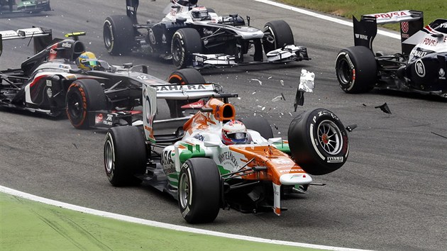 Paul Di Resta ze stje Force India piel krtce po startu o pedn kolo...