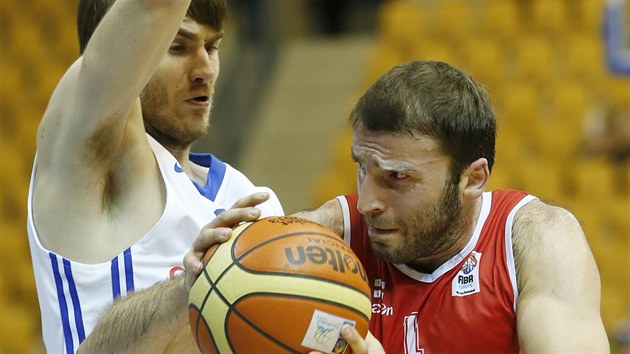 esk basketbalista David Jelnek (vlevo) brn Gruznce Manuchara Markojviliho.