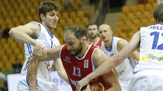 Gruznsk basketbalista Viktor Sanikidze pronik mezi eskmi hri David Jelnkem (vpravo) a Jakubem Kudlkem. V pozad Lubo Barto.