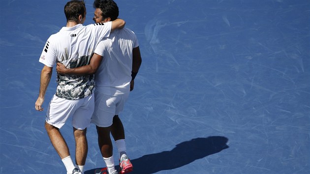 Radek tpnek (vlevo) a Leander Paes se objmaj  po vtznm  finle US Open.