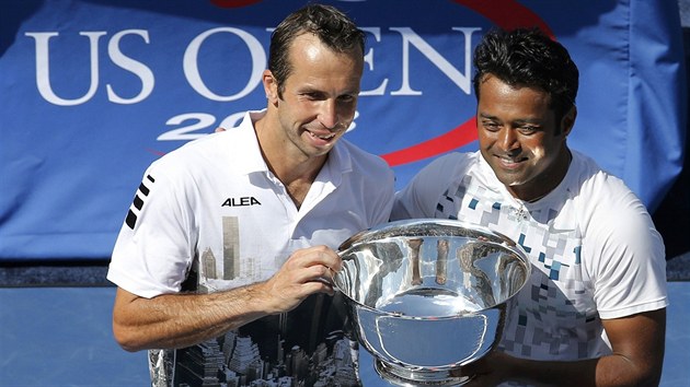 Radek tpnek (vlevo) a Leander Paes s trofej pro vtze tyhry na US Open.