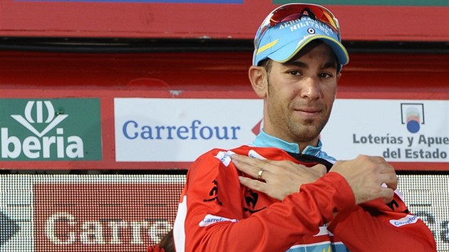 Vincenzo Nibali se oblho do ervenho dresu pro ldra Vuelty.