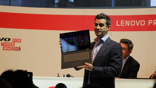 Nick Reynolds pedstavuje novou Yogu 2 Pro na veletrhu IFA 2013.