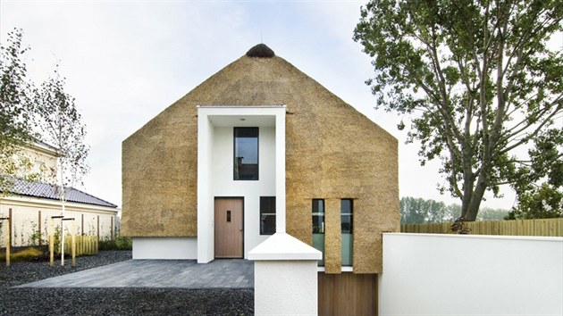 Dm na hranici mezi nizozemskm mstem Zoetermeer a vesnic Benthuizen navrhl rodim architekt Arjen Reas.