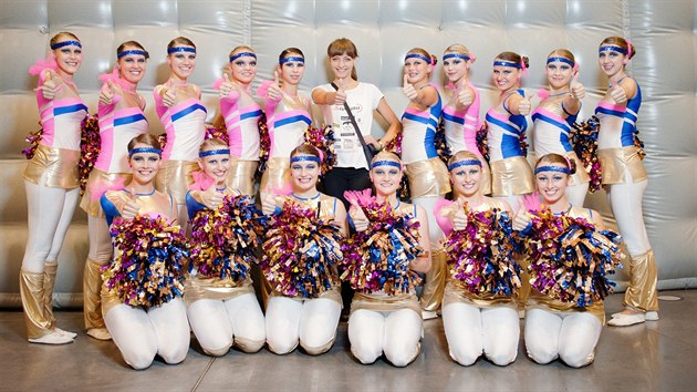 esk Miss 2013 Gabriela Kratochvlov (vlevo v doln ad) zvod s maoretkovm drustvem JK Dance Team Chotbo.