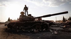 Zniený tank syrské armády nedaleko Damaku (8. záí 2013)