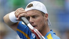 Australský tenista Lleyton Hewitt si utírá pot z ela v osmifinále US Open.