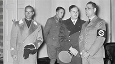 Hitlera pravá ruka Rudolf Hess (úplně vpravo) v roce 1937. Hitlera pravá ruka Rudolf Hess (úplně vpravo) v roce 1937.